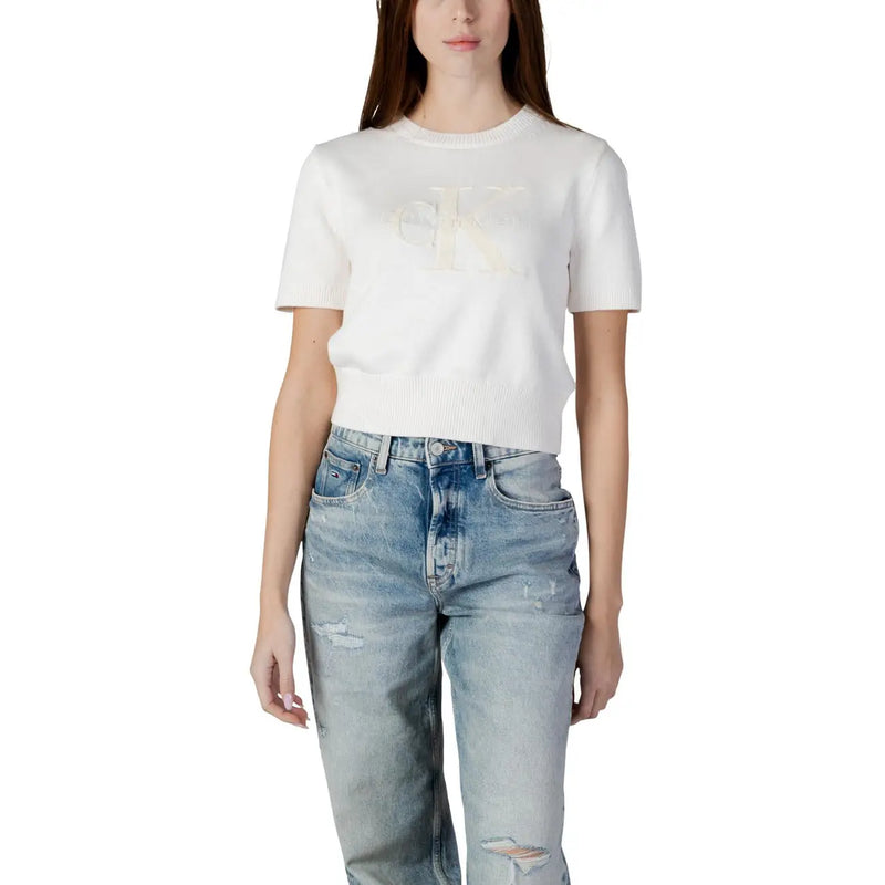 Pull Calvin Klein pour femme en maille de coton beige, col rond et manches courtes blanches top avec un logo brodé discret sur la poitrine