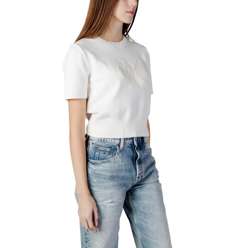 Calvin Klein Pull en maille beige en coton pour femme, col rond et manches courtes blanches. top et motif de papillon brodé
