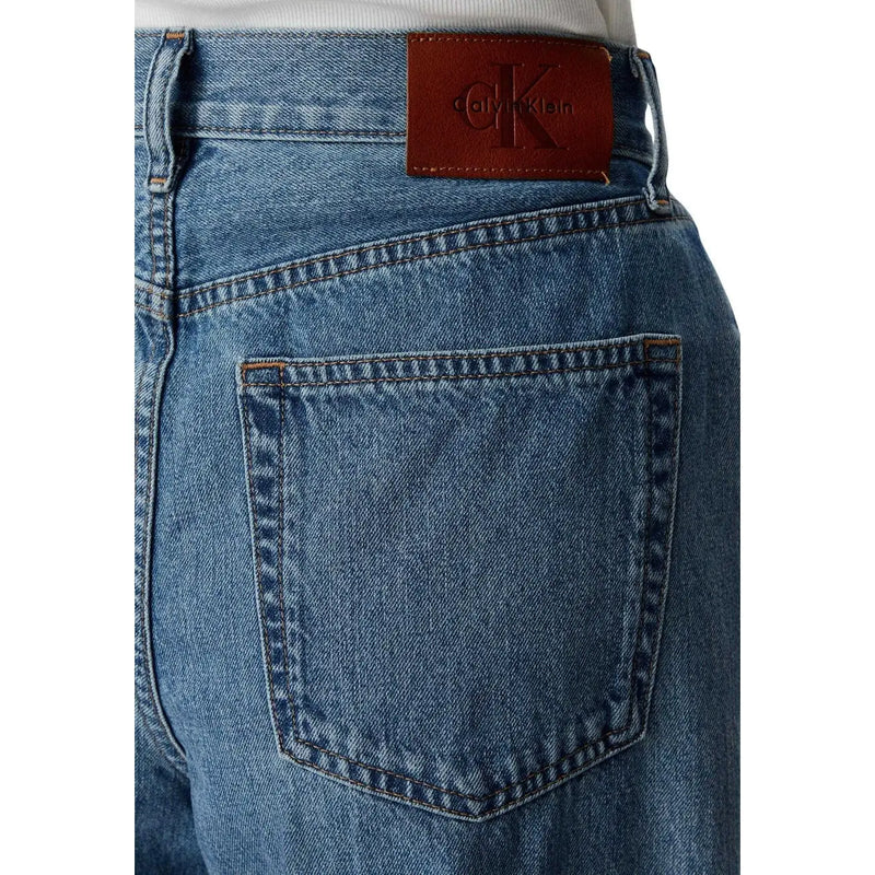 Jean en denim de coton bleu pour femme avec empiècements en cuir marron Calvin Klein Écusson de la marque sur la ceinture arrière