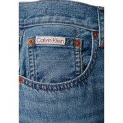 Calvin Klein Jean en denim de coton bleu pour femme, orné d'une étiquette de marque blanche avec des lettres rouges à l'arrière.