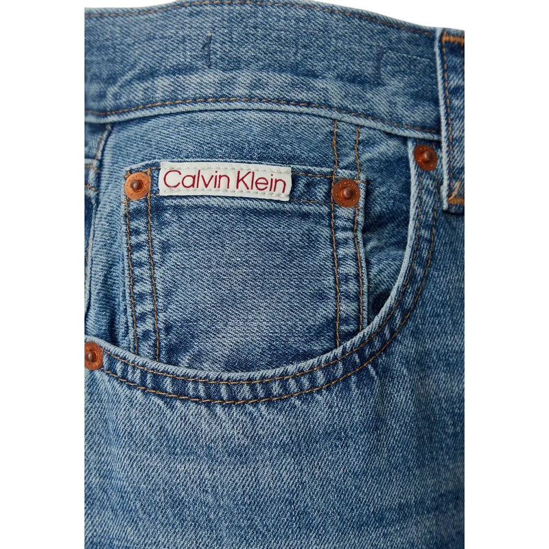 Calvin Klein Jean en denim de coton bleu pour femme, orné d'une étiquette de marque blanche avec des lettres rouges à l'arrière.