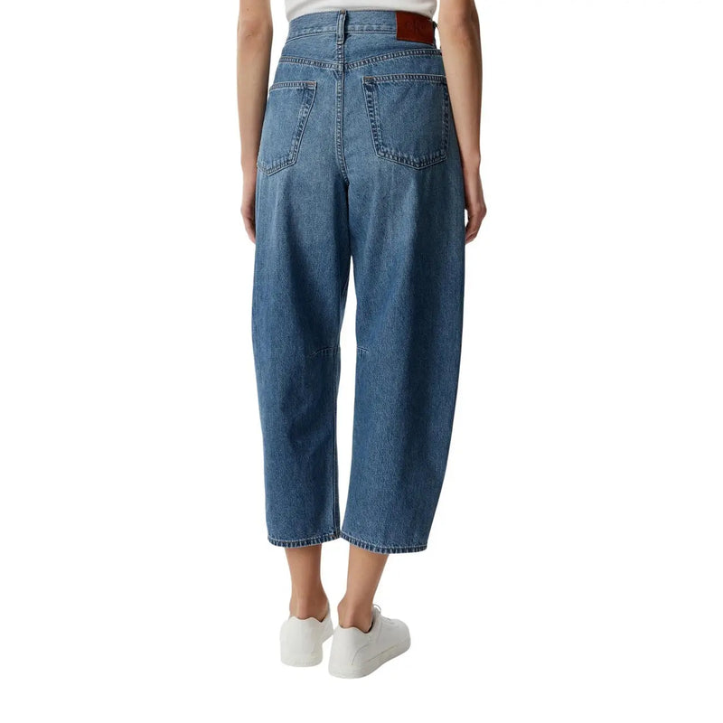 Calvin Klein Jean en denim bleu de coton pour femme, dos dévoilant le dos, taille haute, coupe large et passant de ceinture en cuir marron