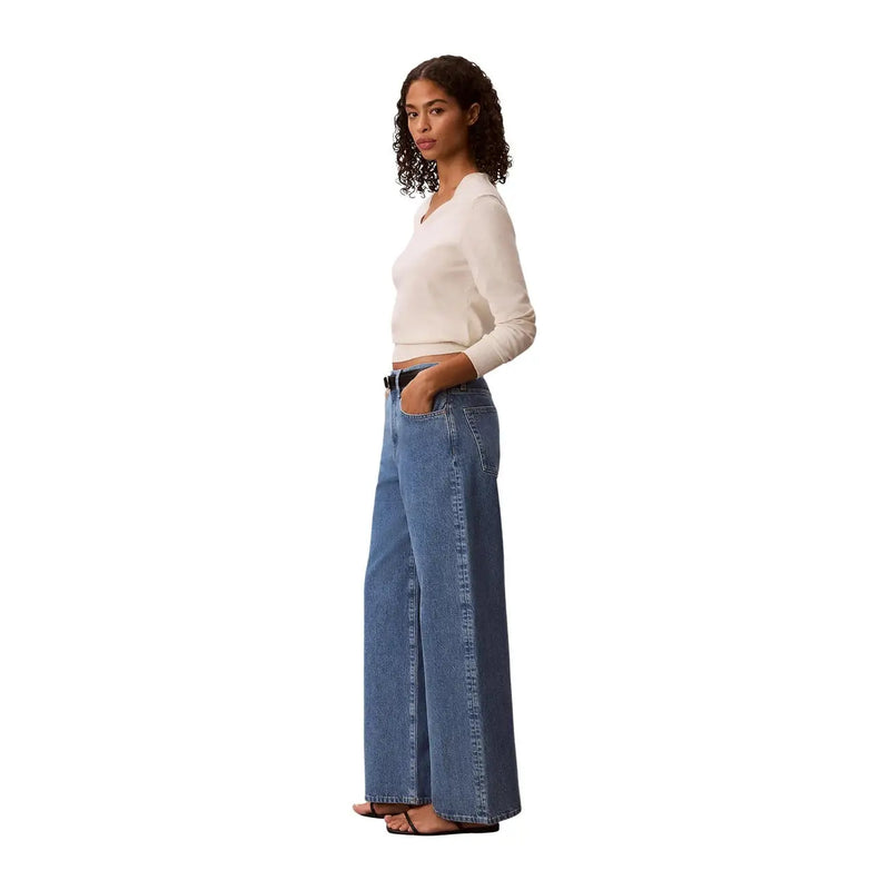 Calvin Klein Jean large en denim de coton bleu pour femme, délavage moyen et coutures apparentes le long des coutures latérales