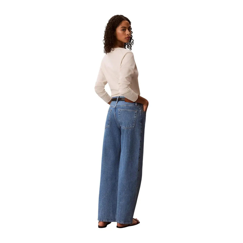 Jean Calvin Klein pour femme en denim de coton bleu, jambes larges, coupe décontractée et poches arrière classiques (vue de dos)
