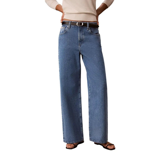 Calvin Klein Jean en denim de coton bleu pour femme, délavage moyen, coupe large et design classique à cinq poches