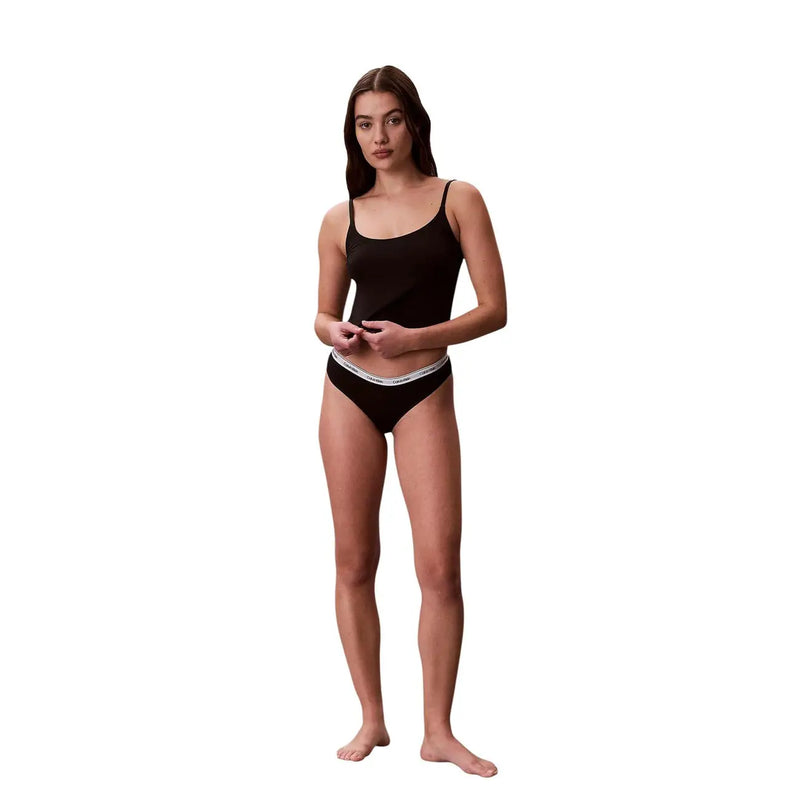 Calvin Klein Lot de 3 culottes brésiliennes en coton noir pour femme, avec ceinture élastique blanche et logo de la marque.