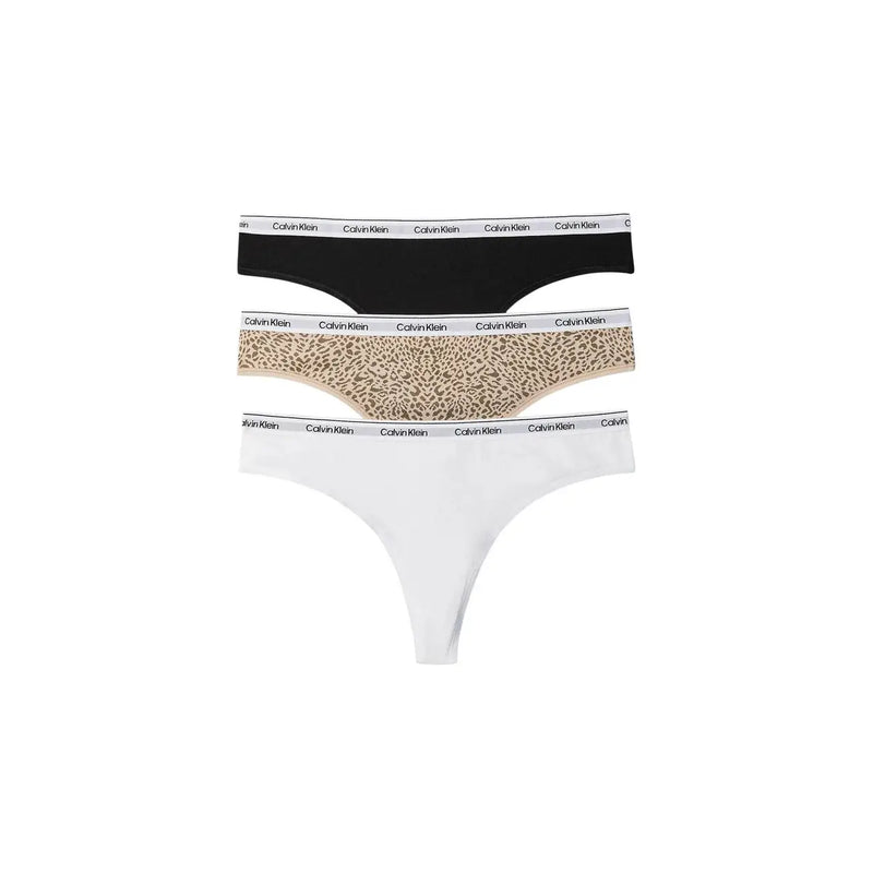 Calvin Klein Lot de trois strings en coton brésilien pour femmes, coloris noir, beige, léopard et blanc, avec ceinture griffée.