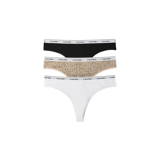 Calvin Klein Lot de trois strings en coton brésilien pour femmes, coloris noir, beige, léopard et blanc, avec ceinture griffée.