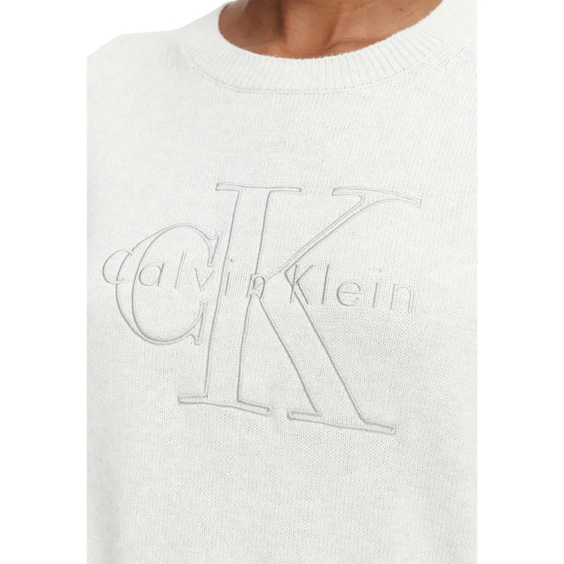 Calvin Klein Pull blanc à col rond en maille de coton pour femme, orné d'un discret logo CK brodé en fil gris clair.