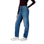 Calvin Klein Jean femme en denim bleu clair, coton, taille haute, coupe droite, délavage moyen, coutures classiques et léger effet délavé.