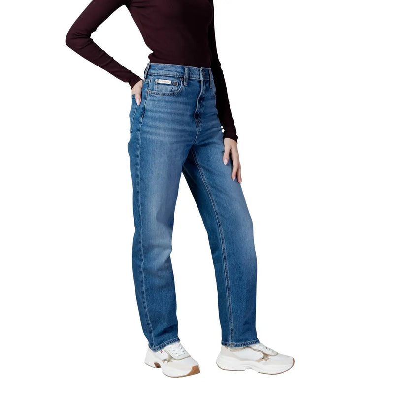 Vue arrière d'un jean Calvin Klein pour femme en coton bleu clair, taille haute, coupe droite et écusson de la marque