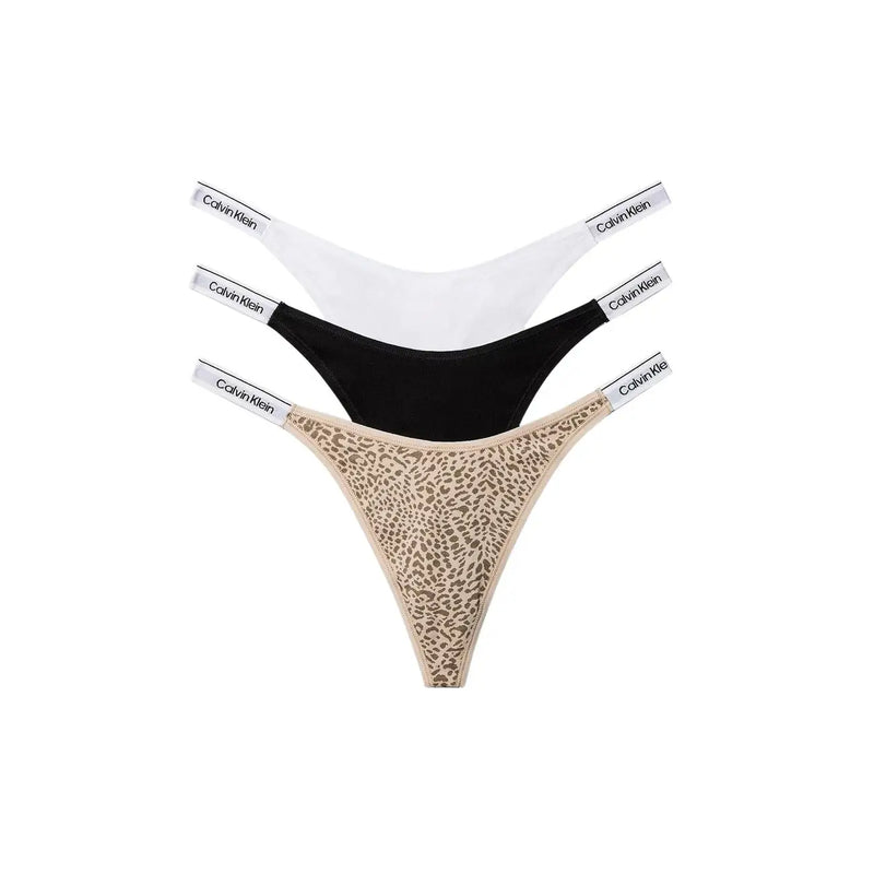 Ensemble de trois Calvin Klein String en coton trempé pour femme, disponible en blanc, noir et beige à imprimé léopard.