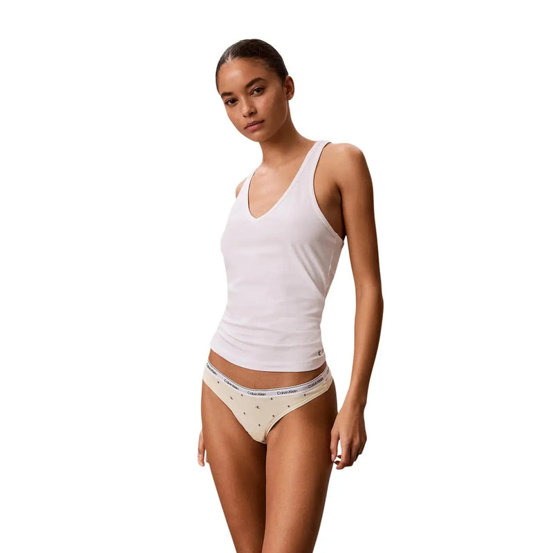 Blanc Calvin Klein débardeur en coton top avec décolleté en V et logo discret sur la ceinture, présenté avec un ensemble de strings gris