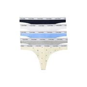 Ensemble de cinq Calvin Klein String en coton gris pour femme, disponible en bleu marine, blanc, bleu clair, gris et crème, avec imprimé étoiles.
