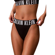 Noir Calvin Klein Bas de bikini string échancré pour femme, en polyester élasthanne, avec ceinture blanche à logo, vu de dos