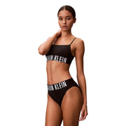 Noir Calvin Klein Ensemble de culotte bikini taille haute pour femme avec logo blanc, composé à 92 % de polyester.