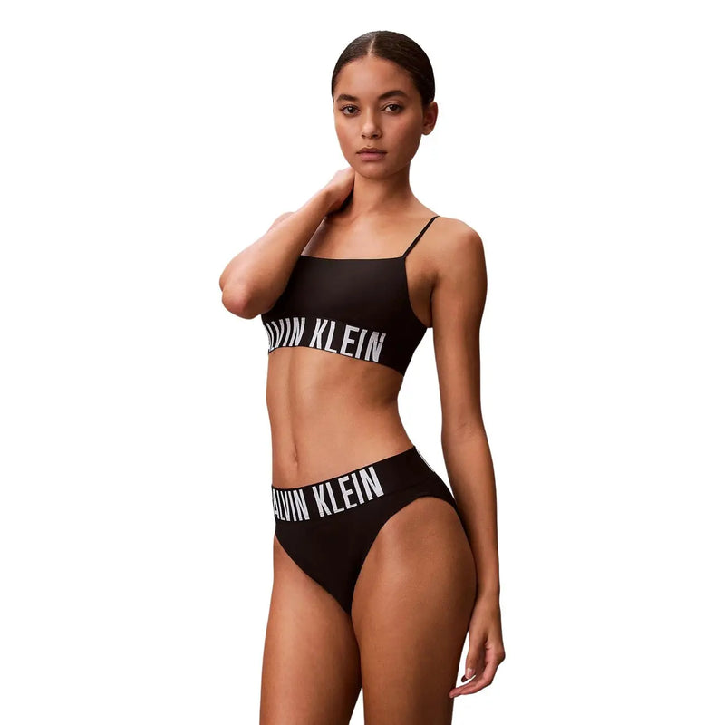 Noir Calvin Klein Ensemble de culotte bikini taille haute pour femme avec logo blanc, composé à 92 % de polyester.