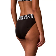 Bas de bikini taille haute Calvin Klein pour femme, en polyester noir, avec une bande logo blanche bien visible à l'arrière.