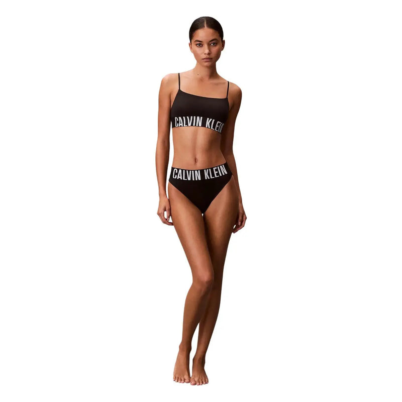 Ensemble de sous-vêtements bikini taille haute noir Calvin Klein pour femme, avec inscription blanche, composé à 92 % de polyester.