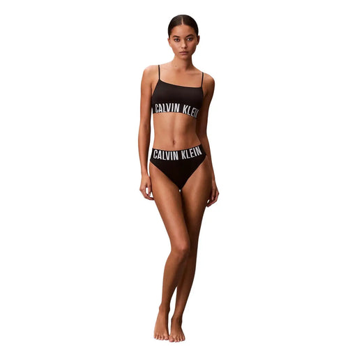 Ensemble de sous-vêtements bikini taille haute noir Calvin Klein pour femme, avec inscription blanche, composé à 92 % de polyester.