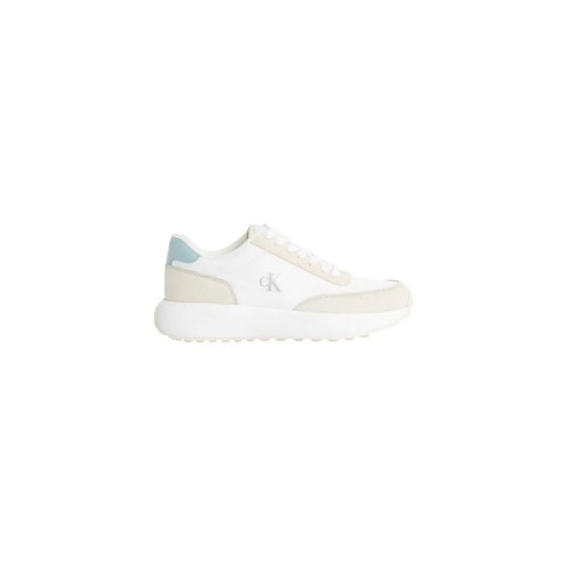 Calvin Klein Baskets en cuir beige à lacets pour femme, avec détails blancs et languette arrière bleu clair (vue de dos).