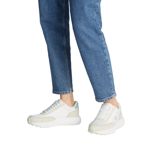 Calvin Klein Baskets basses en cuir beige à lacets pour femmestop avec du cuir blanc et beige et un talon bleu clair accentué