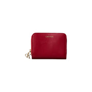 Calvin Klein Portefeuille femme en cuir rouge, fermeture éclair, détails dorés et breloque logo CK, L11 x H8 cm