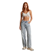 Jean en denim clair délavé, coupe droite et design classique à cinq poches, associé à Calvin Klein Soutien-gorge push-up pour femme, blanc, en coton modal stretch