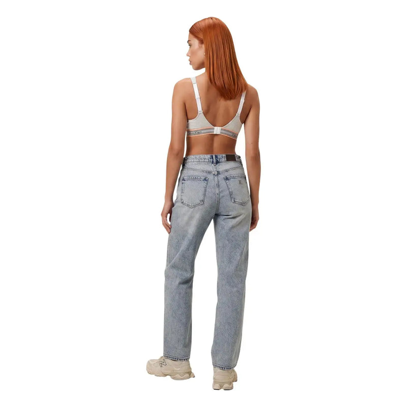 Jean en denim clair délavé, coupe droite et poches arrière classiques, vu de dos