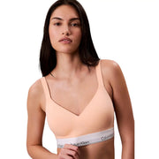 Une brassière push-up Calvin Klein pour femme, couleur pêche douce, avec de fines bretelles et une bande élastique extensible en coton modal blanc.