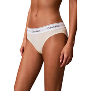 Culotte Calvin Klein couleur crème avec logo blanc sur la ceinture, en polyamide, faisant partie de la collection de sous-vêtements bikini bleu clair pour femme.