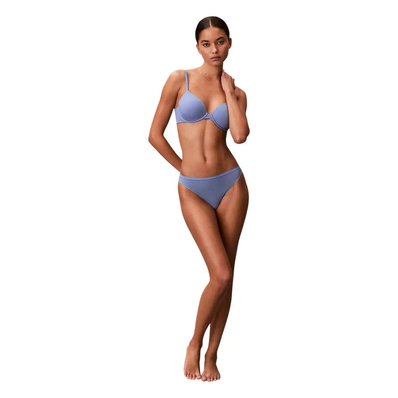 Un ensemble soutien-gorge et culotte assortie, couleur lavande douce et sans coutures, en polyamide de Calvin Klein sous-vêtements bikini bleu clair pour femmes