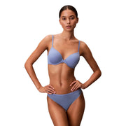 Calvin Klein Ensemble bikini bleu clair pour femme en polyamide, avec soutien-gorge à armatures sans coutures et culotte taille haute couleur lavande douce.