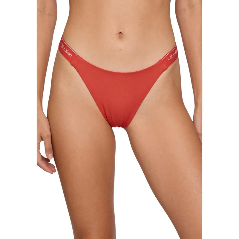 Bas de bikini rouge Calvin Klein avec fine ceinture blanche à logo en polyamide, issu de la collection de sous-vêtements bikini bleu clair Calvin Klein pour femme