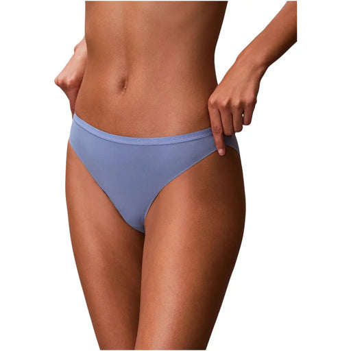 Calvin Klein Culotte bikini bleu clair pour femme, confectionnée en polyamide doux et extensible, au design minimaliste sans coutures.