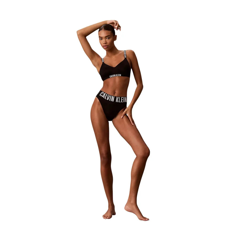 Ensemble soutien-gorge et bikini Calvin Klein noir légèrement doublé, orné d'un logo blanc, en polyester pour femme.