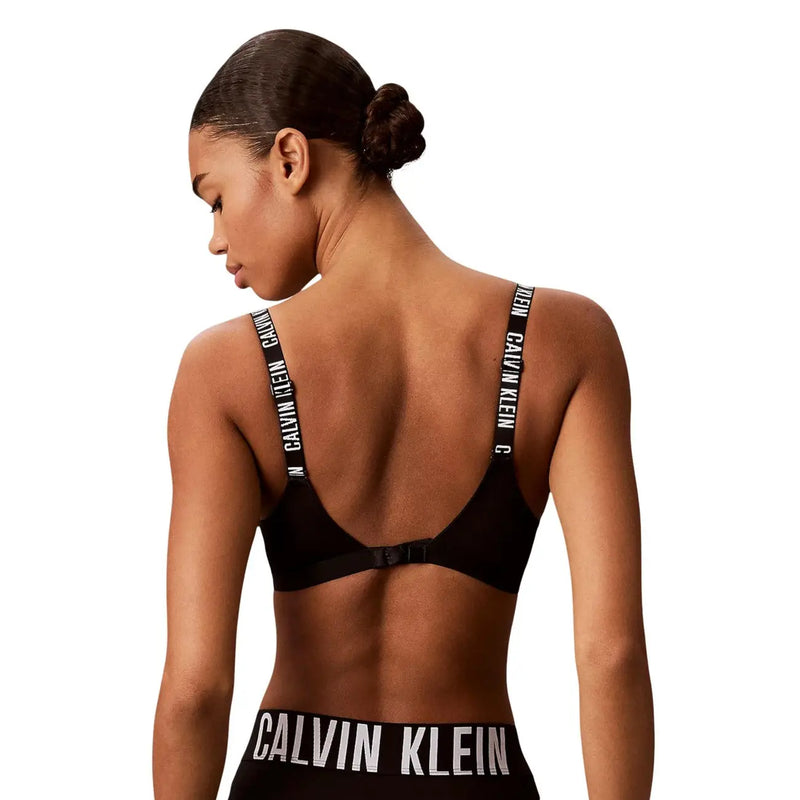 Soutien-gorge Calvin Klein noir légèrement doublé en polyester avec bretelles réglables et logo blanc.