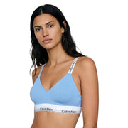 Soutien-gorge Calvin Klein bleu clair légèrement doublé, avec bretelles élastiques blanches en polyester et bande noire griffée.