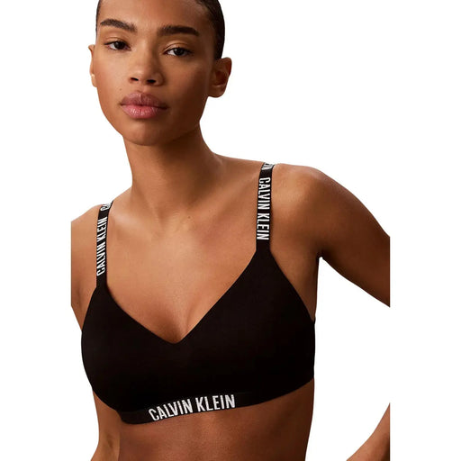 Soutien-gorge Calvin Klein noir en polyester légèrement doublé, avec bandes blanches à logo sur les bretelles et la bande sous-poitrine, pour femme.