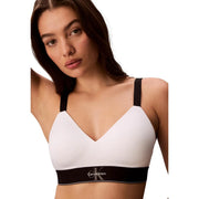 Soutien-gorge blanc Calvin Klein pour femme, légèrement doublé, avec bretelles noires et bande logo contrastante pour un confort optimal.