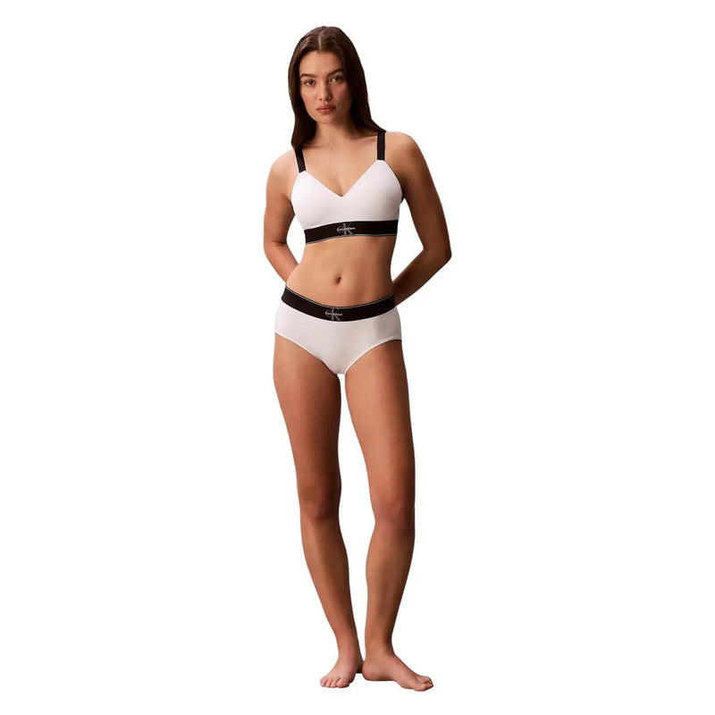 Ensemble soutien-gorge et culotte Calvin Klein blanc légèrement doublé, avec bordure noire, confectionné dans un tissu doux et respirant.