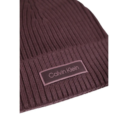 Un bonnet en coton côtelé bordeaux pour femme, assorti à un Calvin Klein écusson de marque