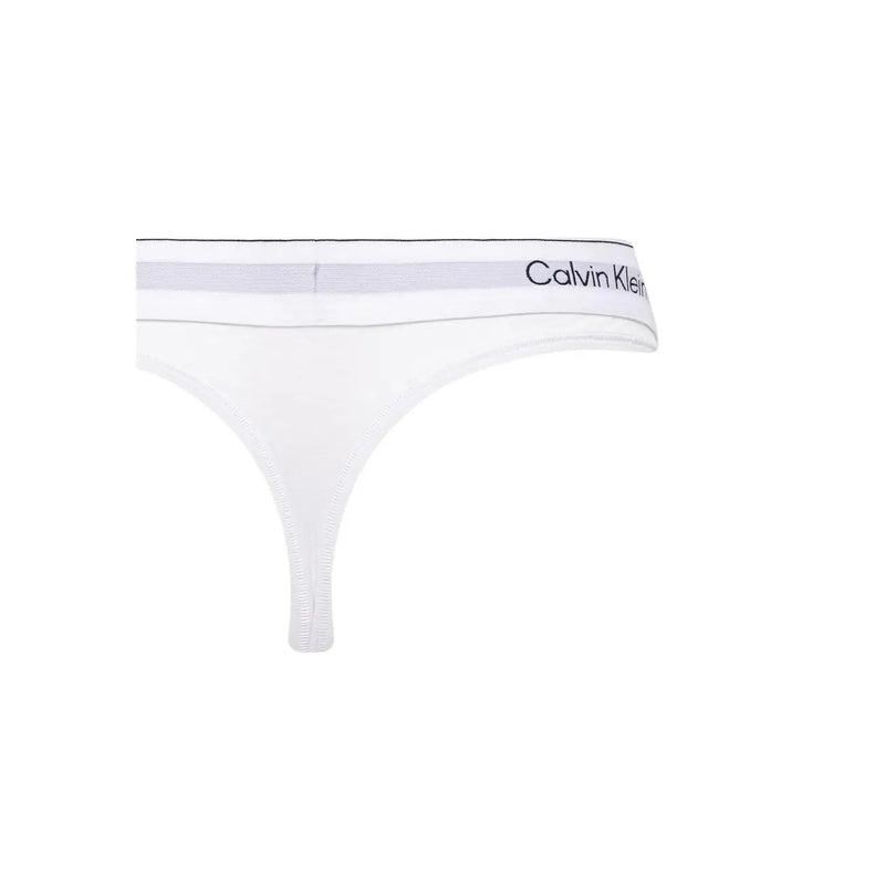 Calvin Klein string femme, lot de 2, blanc, en coton modal, avec ceinture élastique grise et logo noir (vue de face).