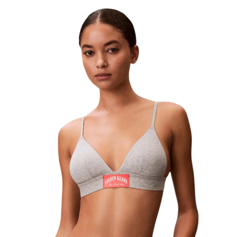 Gris Calvin Klein Soutien-gorge triangle légèrement doublé, à fines bretelles et étiquette rouge, en coton pour femme.
