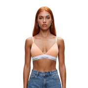 couleur pêche Calvin Klein Soutien-gorge triangle légèrement doublé avec bande en coton blanc et logo noir.