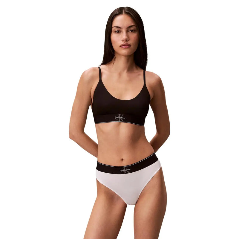 Ensemble de sous-vêtements Calvin Klein noir et blanc pour femme, comprenant un string en polyester orné du logo classique sur la bretelle et la ceinture.