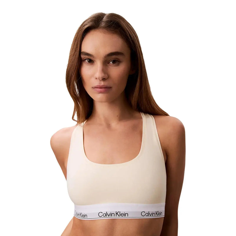 Soutien-gorge de sport Calvin Klein couleur crème, sans doublure, avec bande élastique en coton modal blanc et logo de la marque