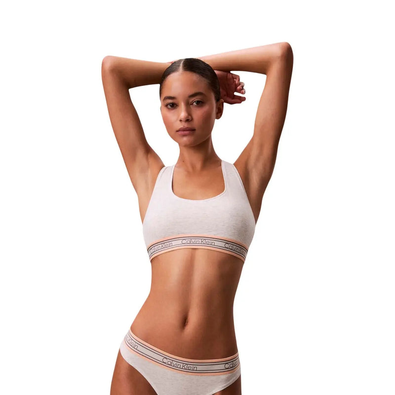 Ensemble soutien-gorge et culotte Calvin Klein blanc non doublé, orné d'une discrète bordure rose, en coton modal.