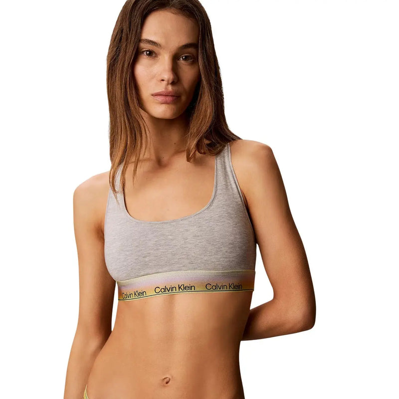 Calvin Klein Soutien-gorge brassière en coton modal gris non doublé pour femme, avec bande côtelée et logo noir et jaune.