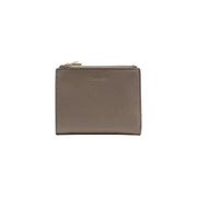 Portefeuille femme Calvin Klein beige en cuir texturé taupe, poches zippées, coutures précises et tirette de fermeture éclair dorée